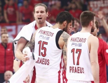 Επικό βίντεο από τον Ολυμπιακό - Μπόγρης με τσεκούρι και Πρίντεζης με καθαριστήρα